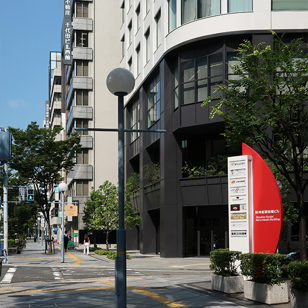 （4）「阪神産經桜橋ビル」を右側に見て、道路沿いをまっすぐに進んでください。